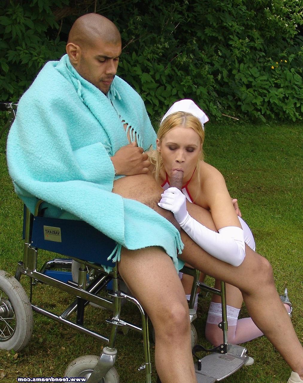 20P Une infirmière adolescente sexy veut une partie de la BBC de son patient et elle l'obtient aussi