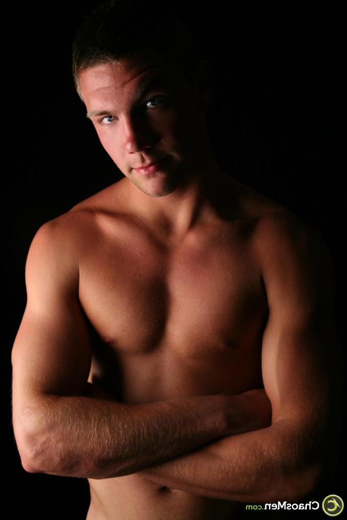 20P Rocco, un garçon gay sexy, révèle son corps bronzé et se branle sur le lit