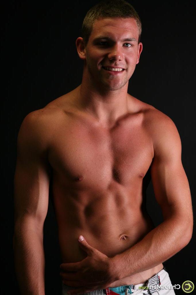20P Rocco, un garçon gay sexy, révèle son corps bronzé et se branle sur le lit