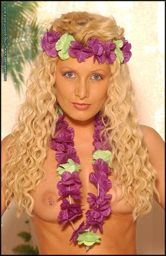 15P Solo-Girl mit welligem blonden Haar Tone Beate zeigt ihre Titten in einem Grasrock
