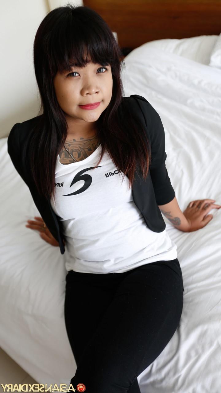 20P A vagabunda alta da Malásia, Angely, revela seu corpo tatuado e fode no casting