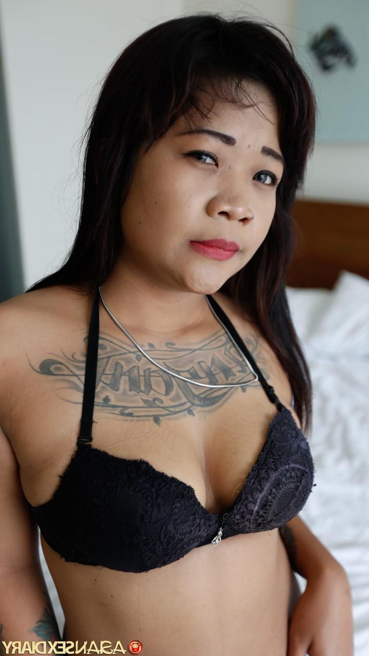 20P A vagabunda alta da Malásia, Angely, revela seu corpo tatuado e fode no casting