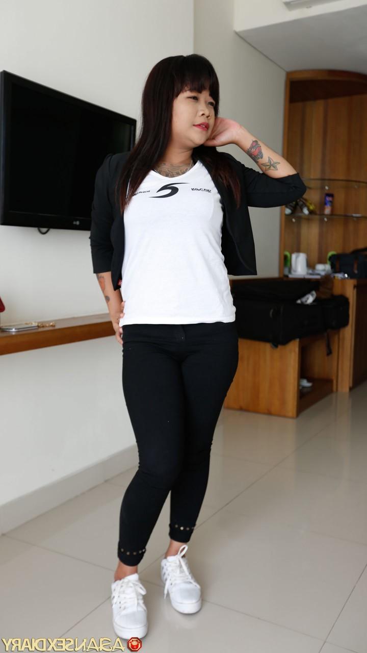 20P A vagabunda alta da Malásia, Angely, revela seu corpo tatuado e fode no casting