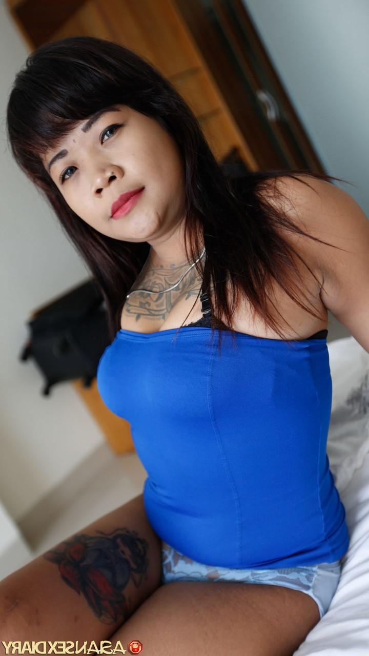 20P A vagabunda alta da Malásia, Angely, revela seu corpo tatuado e fode no casting