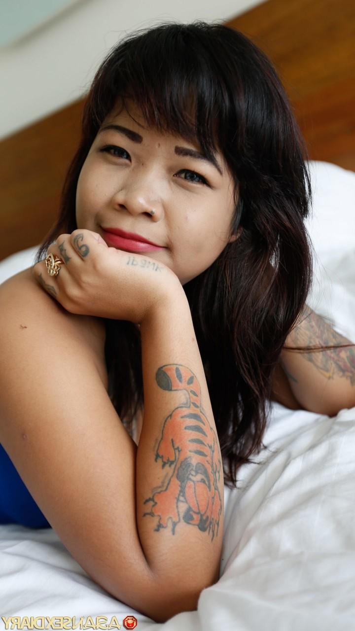 20P A vagabunda alta da Malásia, Angely, revela seu corpo tatuado e fode no casting