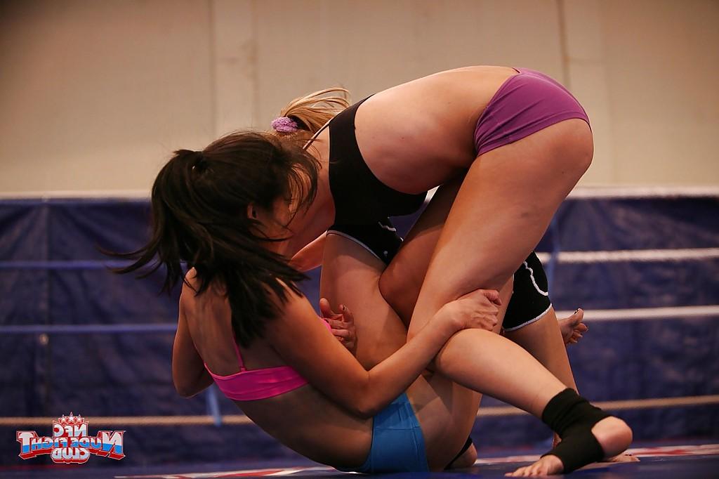 16P Les lesbiennes sportives Blue Angel et Ruth Medina se battent et se font plaisir.