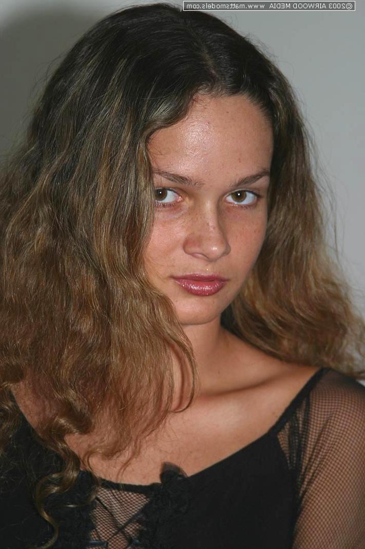 16P Garota amadora solo Princesa mostra o rosa de sua buceta depois de ficar nua