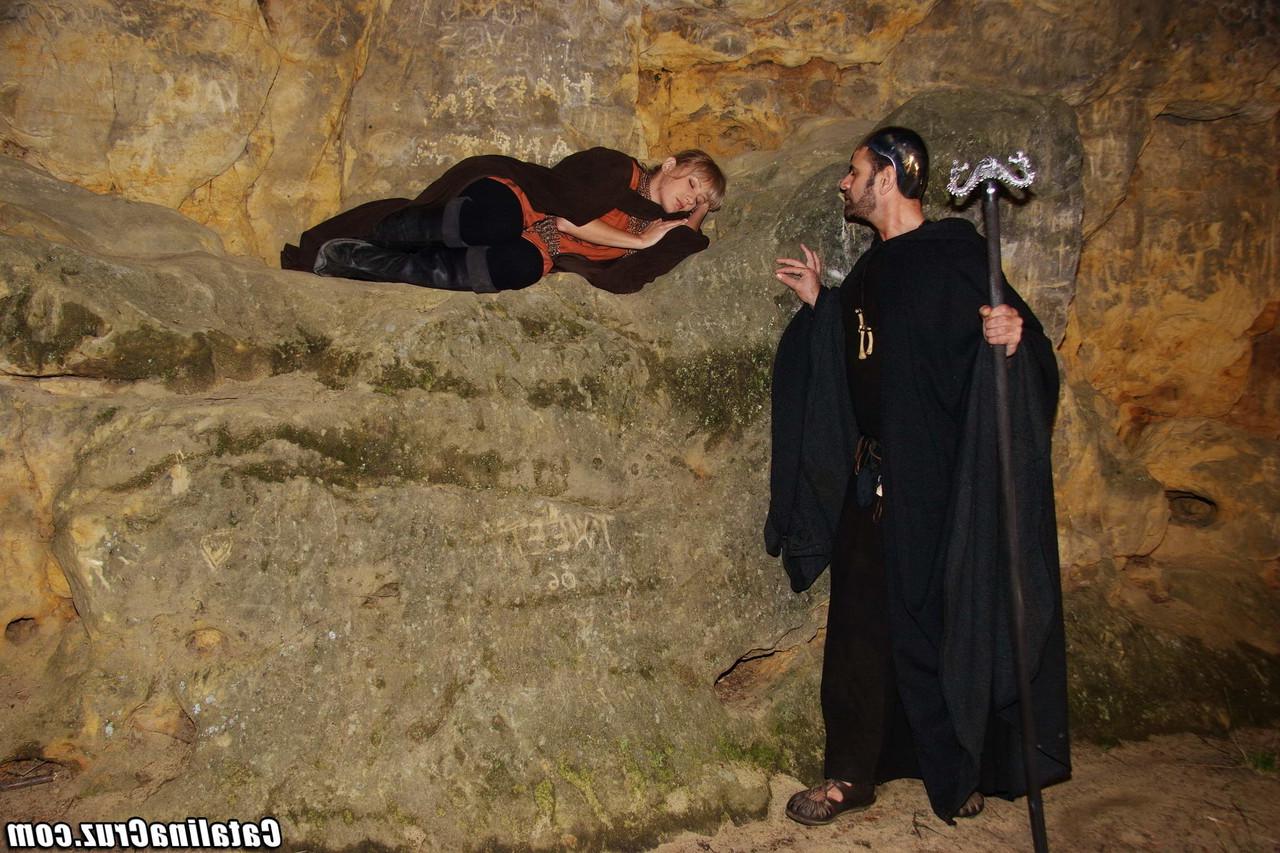 20P La dulce rubia de figura esbelta Natalli Di Angelo es embestida en una cueva