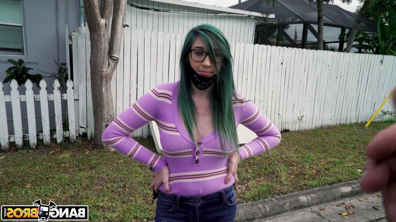20P Anhalterin mit großen Titten Savannah Siren hat wilden Hardcore-Sex mit einem Fremden