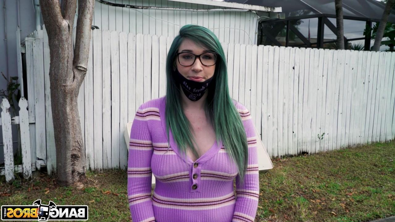 20P Anhalterin mit großen Titten Savannah Siren hat wilden Hardcore-Sex mit einem Fremden