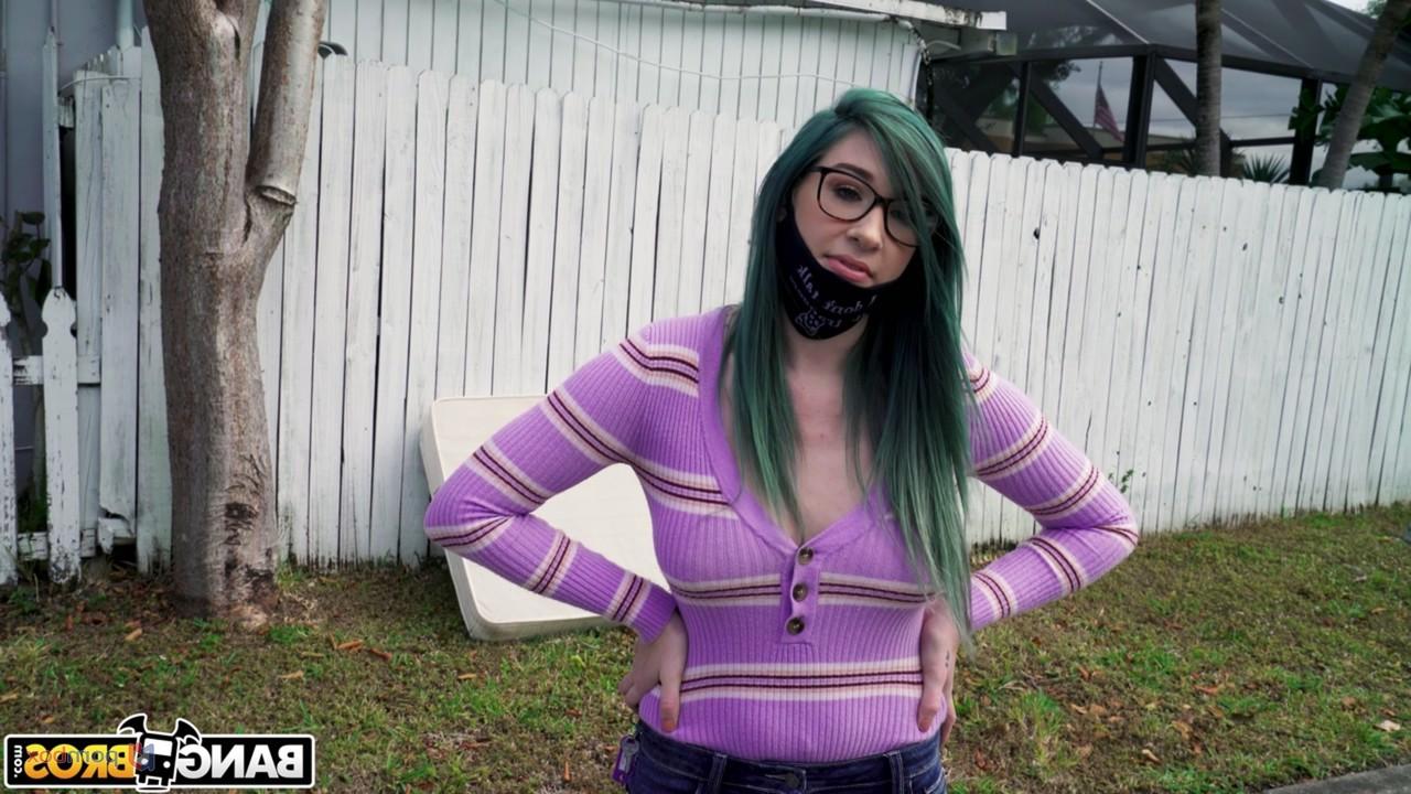 20P Anhalterin mit großen Titten Savannah Siren hat wilden Hardcore-Sex mit einem Fremden