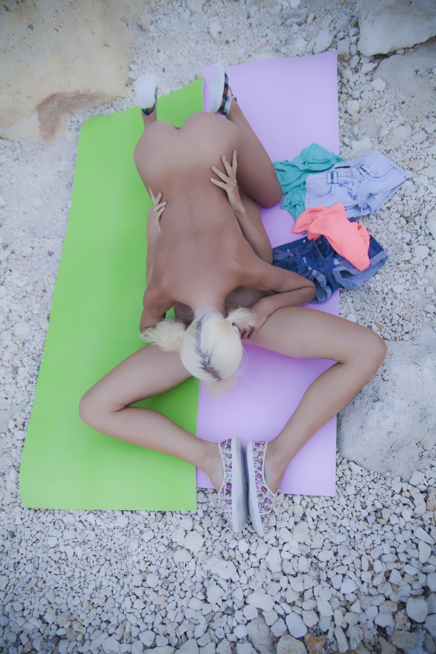20P Las jóvenes flacas Milena D y Nika N disfrutan del cunnilingus GG durante yoga al aire libre