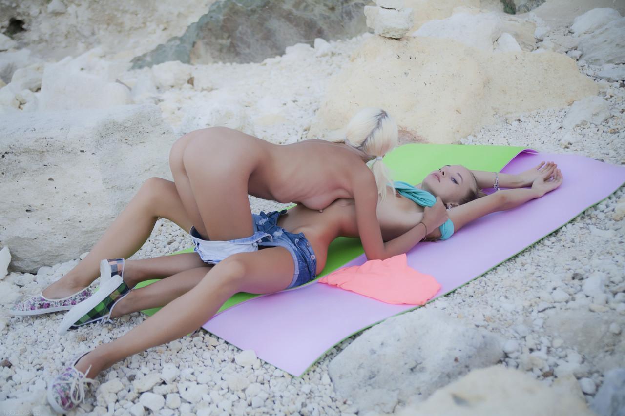 20P Las jóvenes flacas Milena D y Nika N disfrutan del cunnilingus GG durante yoga al aire libre