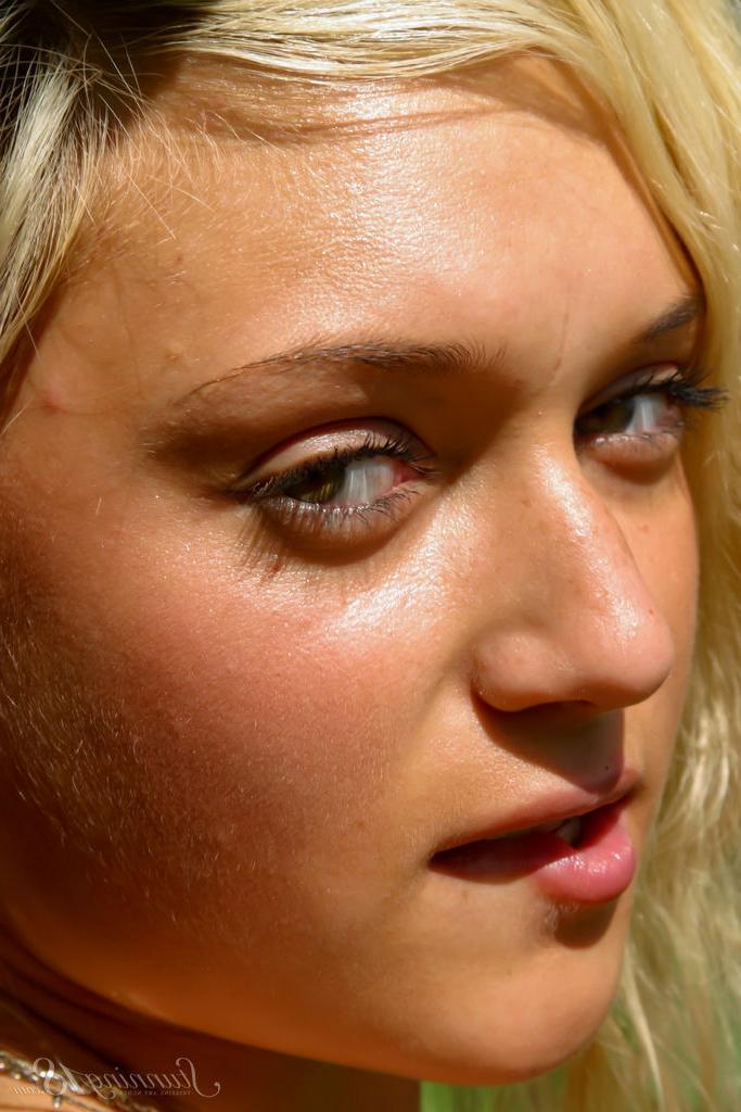 16P La joven rubia caliente Quinby B posa totalmente desnuda en la curva de un árbol