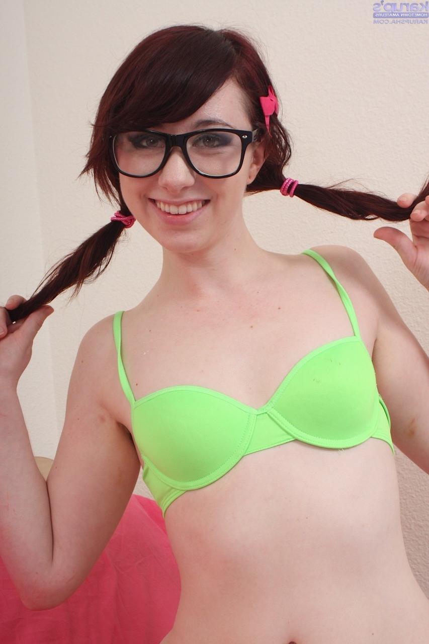 17P La adolescente nerd Dakota Charms con coletas chupa la polla en cada oportunidad