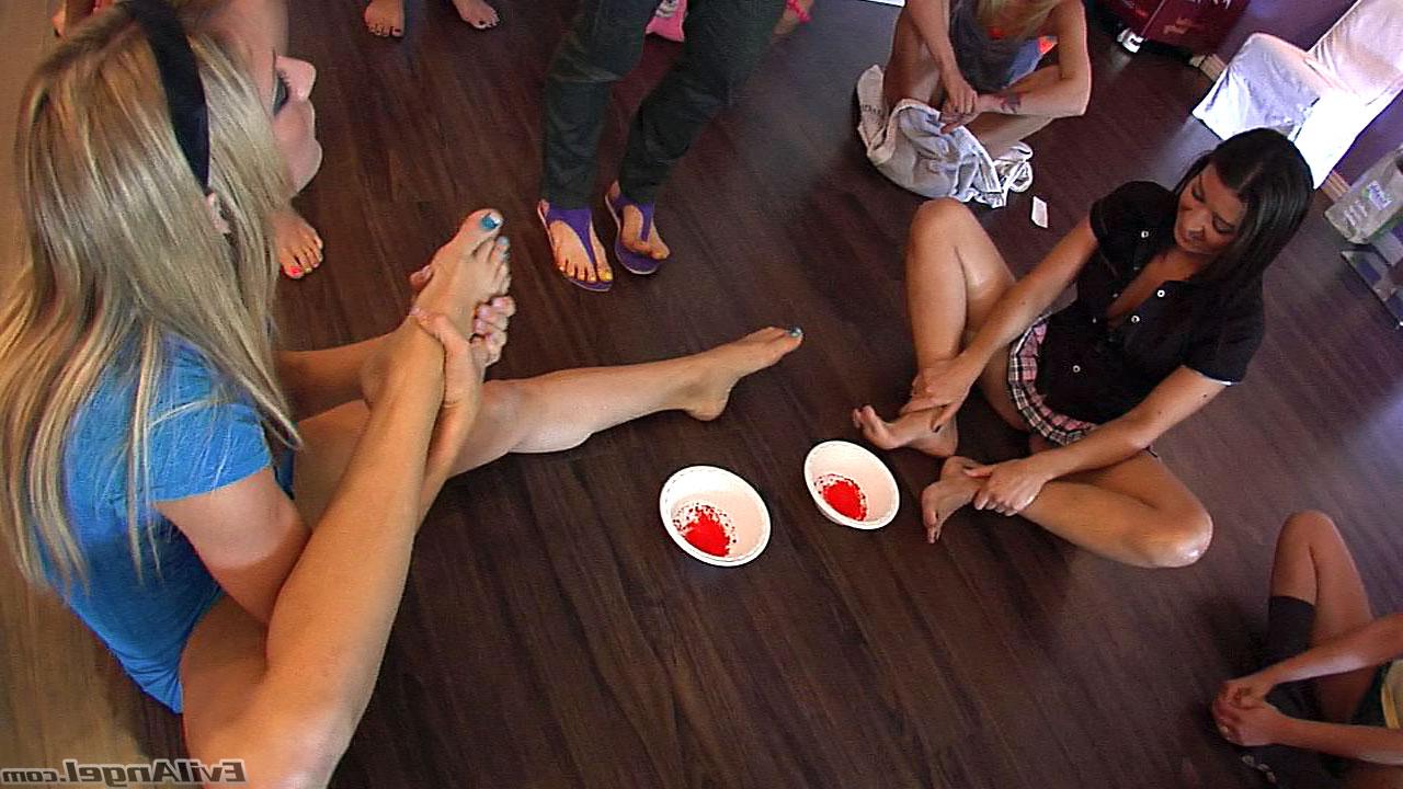 17P Um monte de garotas americanas gostosas estão ansiosas para jogar um jogo de fetiche por pés