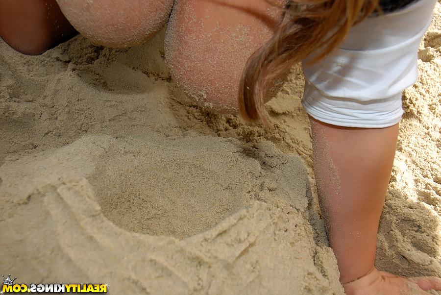 16P La grosse beauté Salena Marie se déshabille et joue avec ses seins dans un bac à sable.