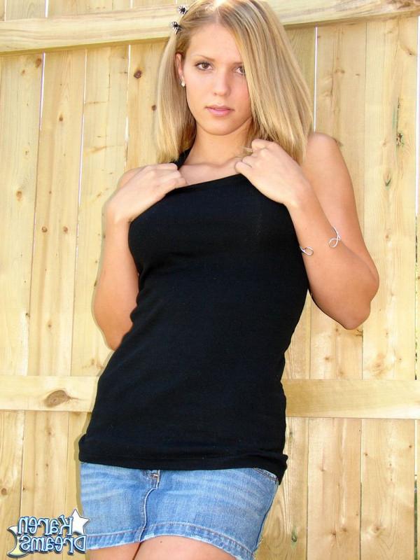 12P Die blonde Teenagerin Karen entblößt ihre Arschbacken bei einer Upskirt-Action im Hinterhof