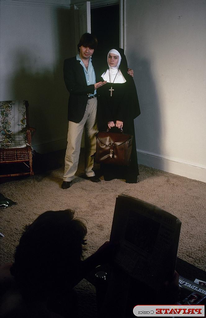 11P Vadias pornôs vintage com consolos brincam com seus idiotas peludos sozinhos e em casais