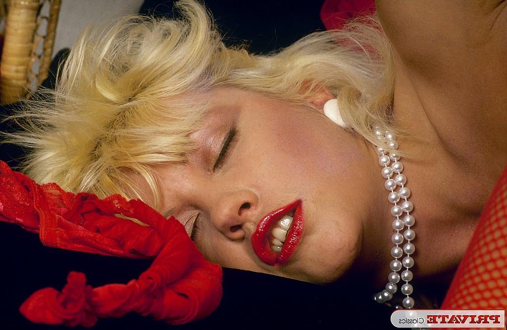 11P Vadias pornôs vintage com consolos brincam com seus idiotas peludos sozinhos e em casais