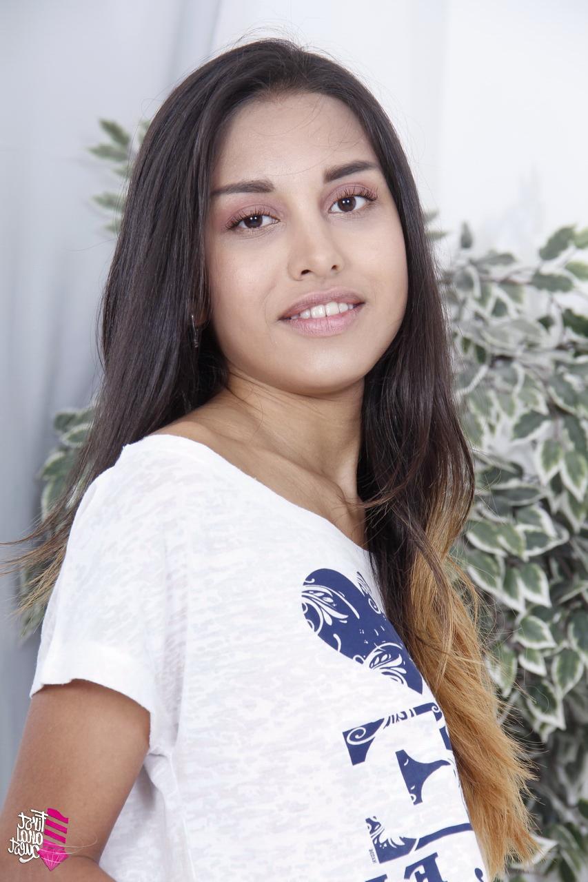 16P A adolescente esbelta Roxy Lips descobre seu peito plano antes de sua primeira foda anal