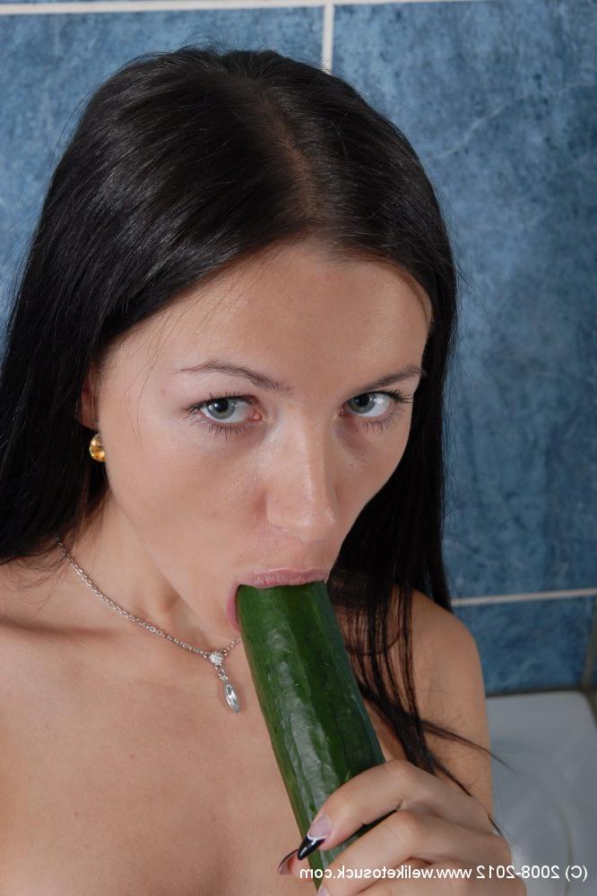 16P A gata europeia Sasha Rose demonstra seu rabo apertado na banheira