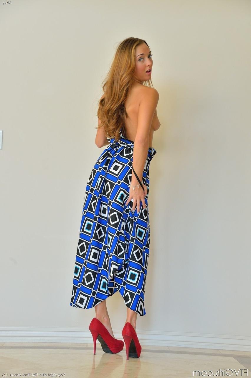 20P La belleza amateur Mary se quita el vestido largo y hace alarde de su sabroso culo y su chocho