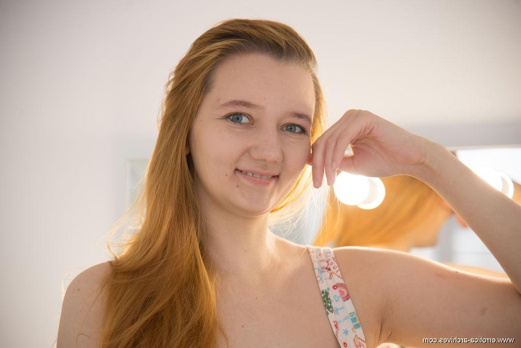 16P Der hübsche Teenager mit den roten Haaren Ena zieht sich auf lässige Weise völlig nackt aus