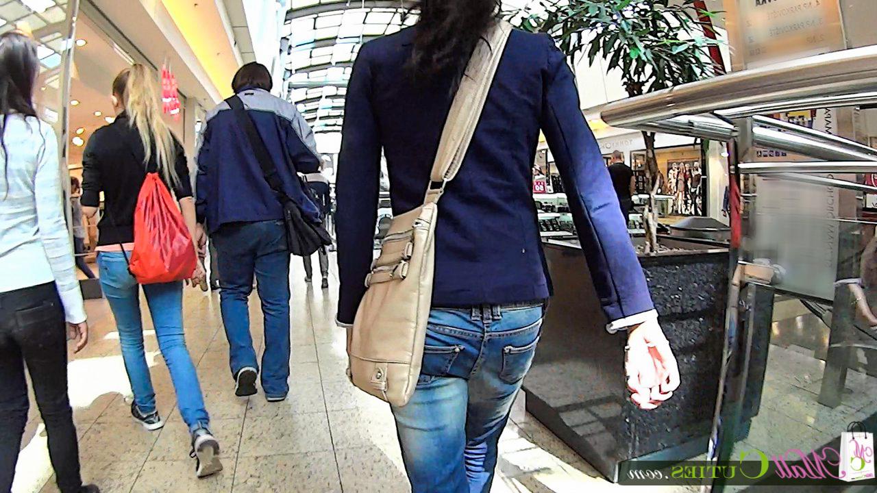 16P A adolescente morena Sandra dá uma chupada no camarim do shopping