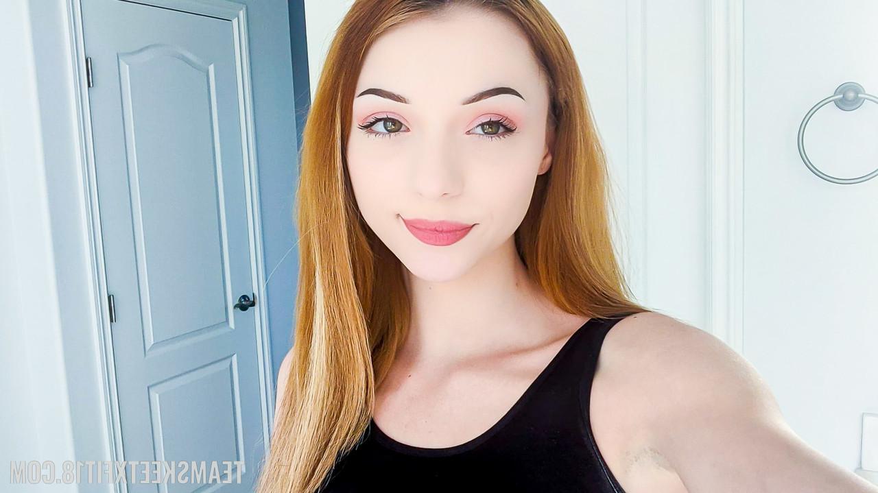 20P Die hübsche Teenagerin Cecelia Taylor macht Aktfotos und zeigt ihre kleinen Titten und ihren geilen Arsch