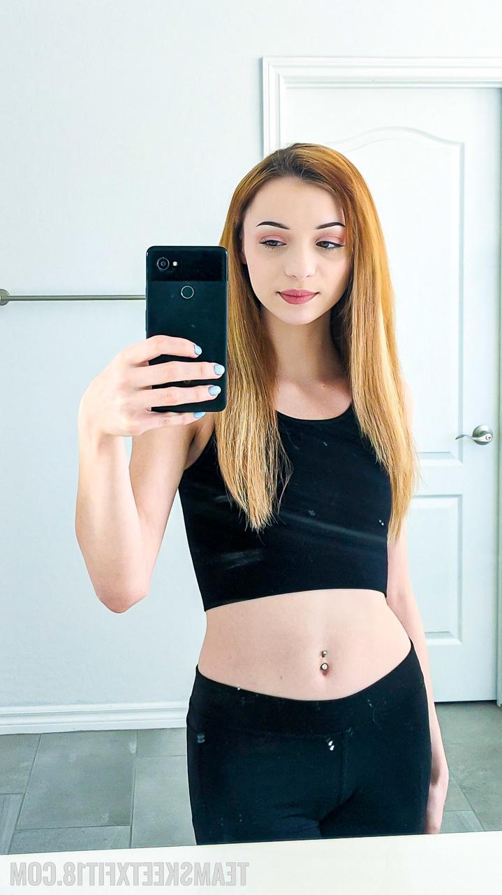 20P Die hübsche Teenagerin Cecelia Taylor macht Aktfotos und zeigt ihre kleinen Titten und ihren geilen Arsch