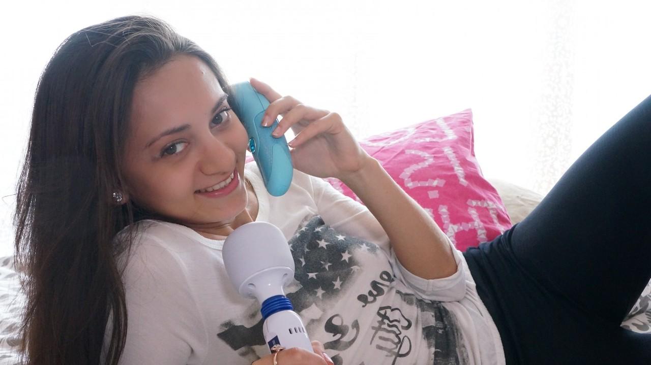17P A pequena garota ucraniana Shrima Malati abaixa as calças de ioga para se masturbar sozinha