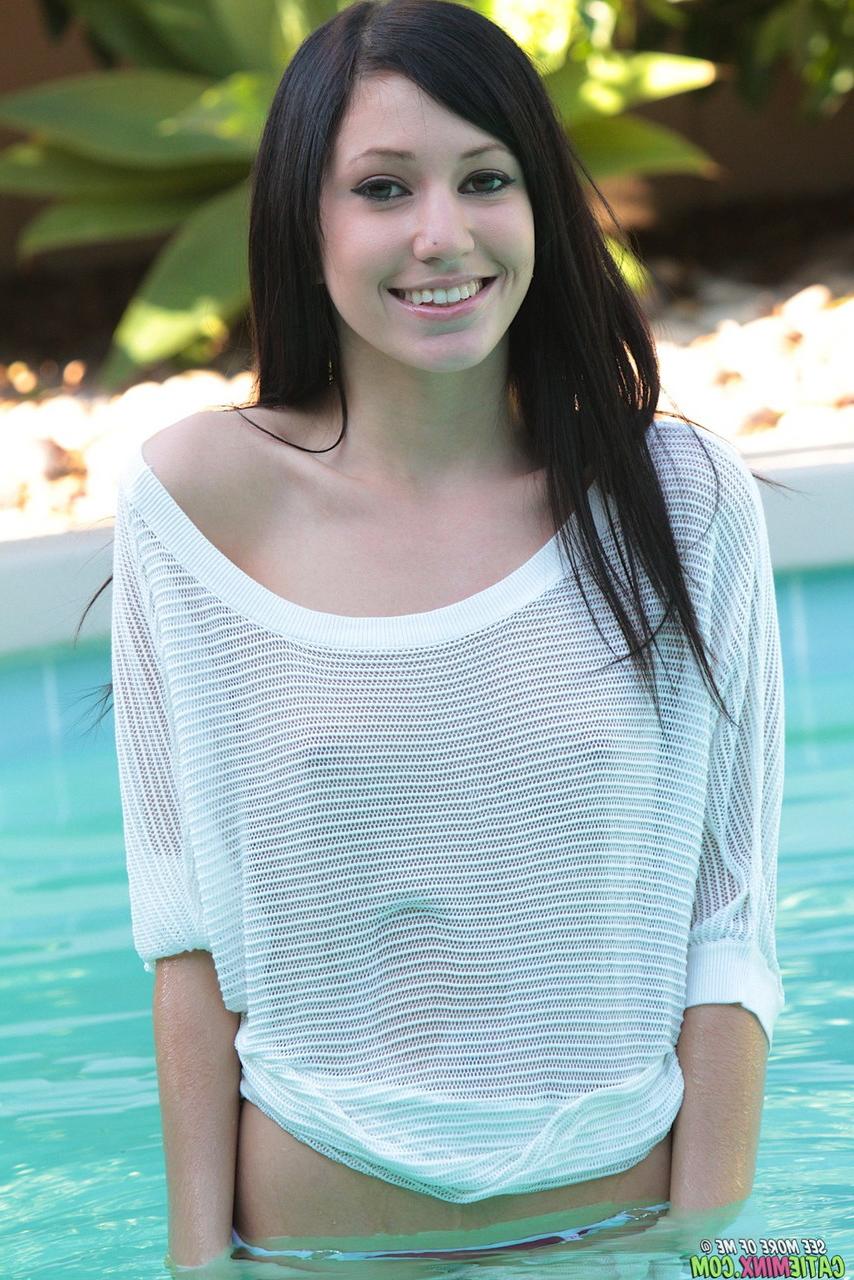 15P La linda joven Catie Minx toma sus pequeñas tetas antes de deslizar las bragas sobre su culo apretado