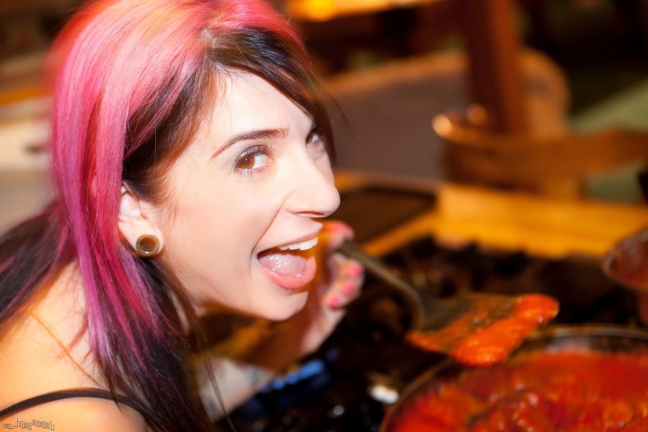 17P A garota fetiche divertida e amorosa Joanna Angel e suas amigas gostosas desfrutam de sexo em grupo na banheira de hidromassagem