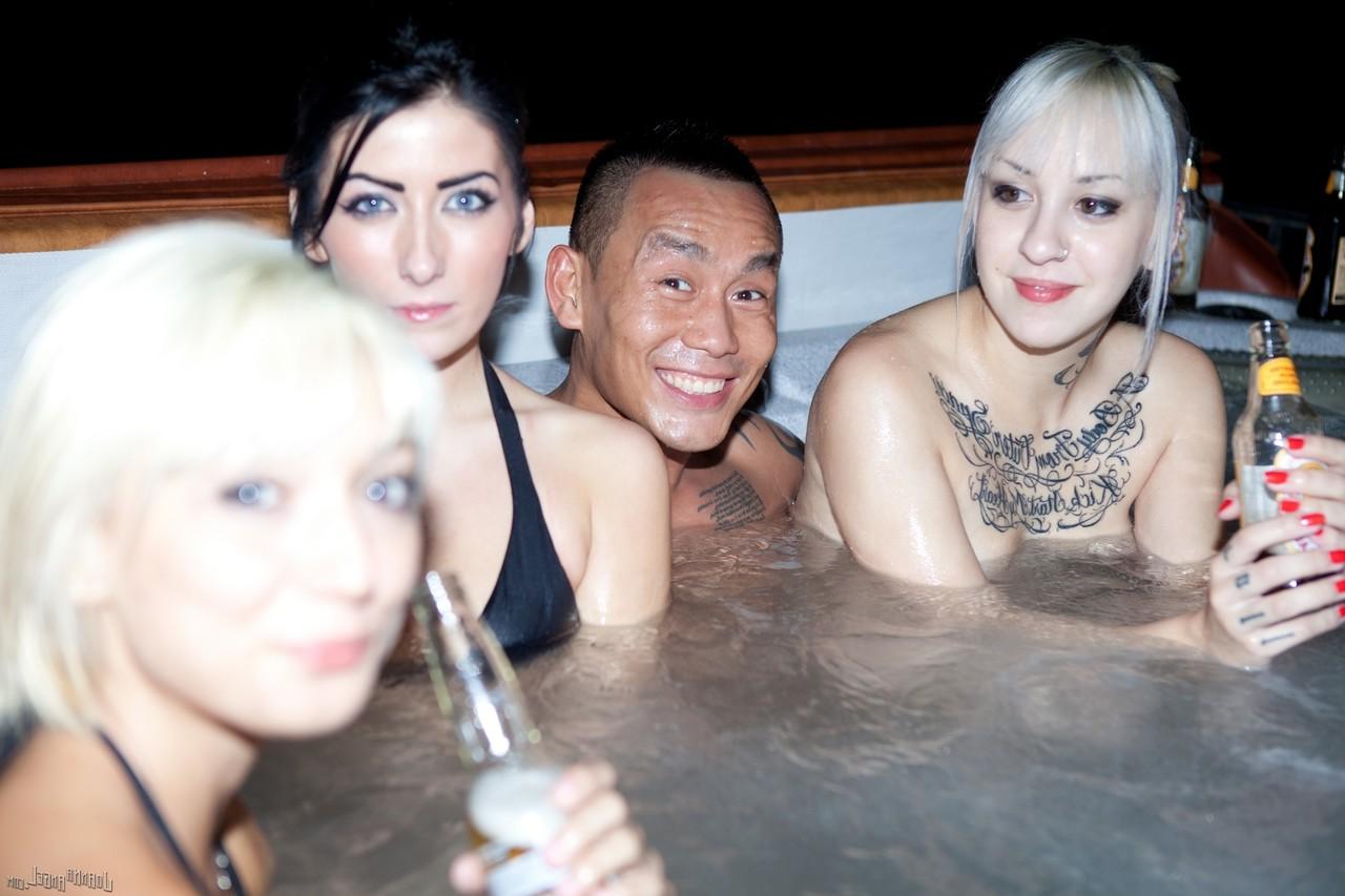 17P A garota fetiche divertida e amorosa Joanna Angel e suas amigas gostosas desfrutam de sexo em grupo na banheira de hidromassagem