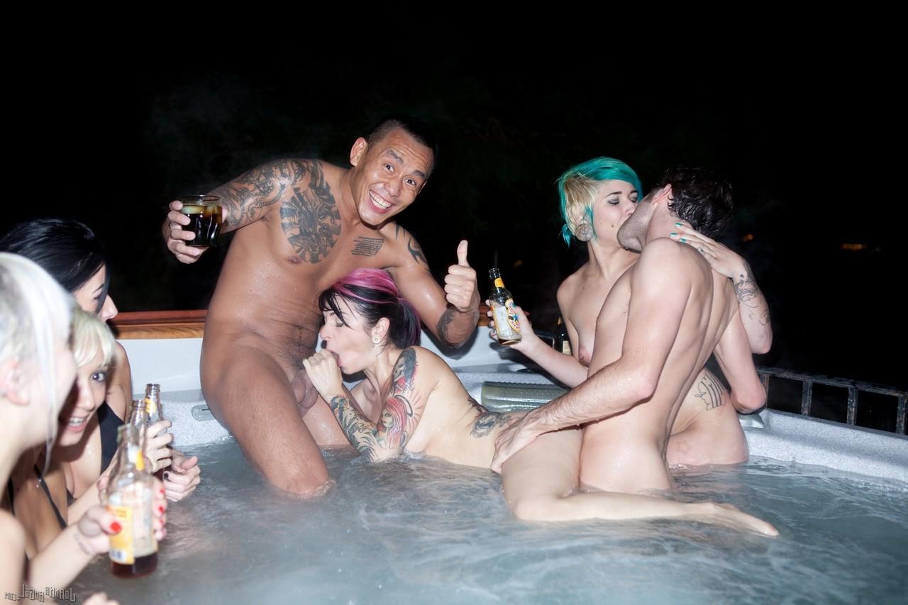17P A garota fetiche divertida e amorosa Joanna Angel e suas amigas gostosas desfrutam de sexo em grupo na banheira de hidromassagem