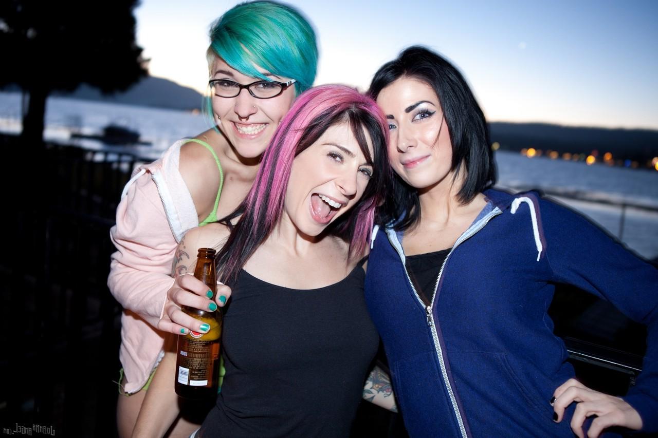 17P A garota fetiche divertida e amorosa Joanna Angel e suas amigas gostosas desfrutam de sexo em grupo na banheira de hidromassagem