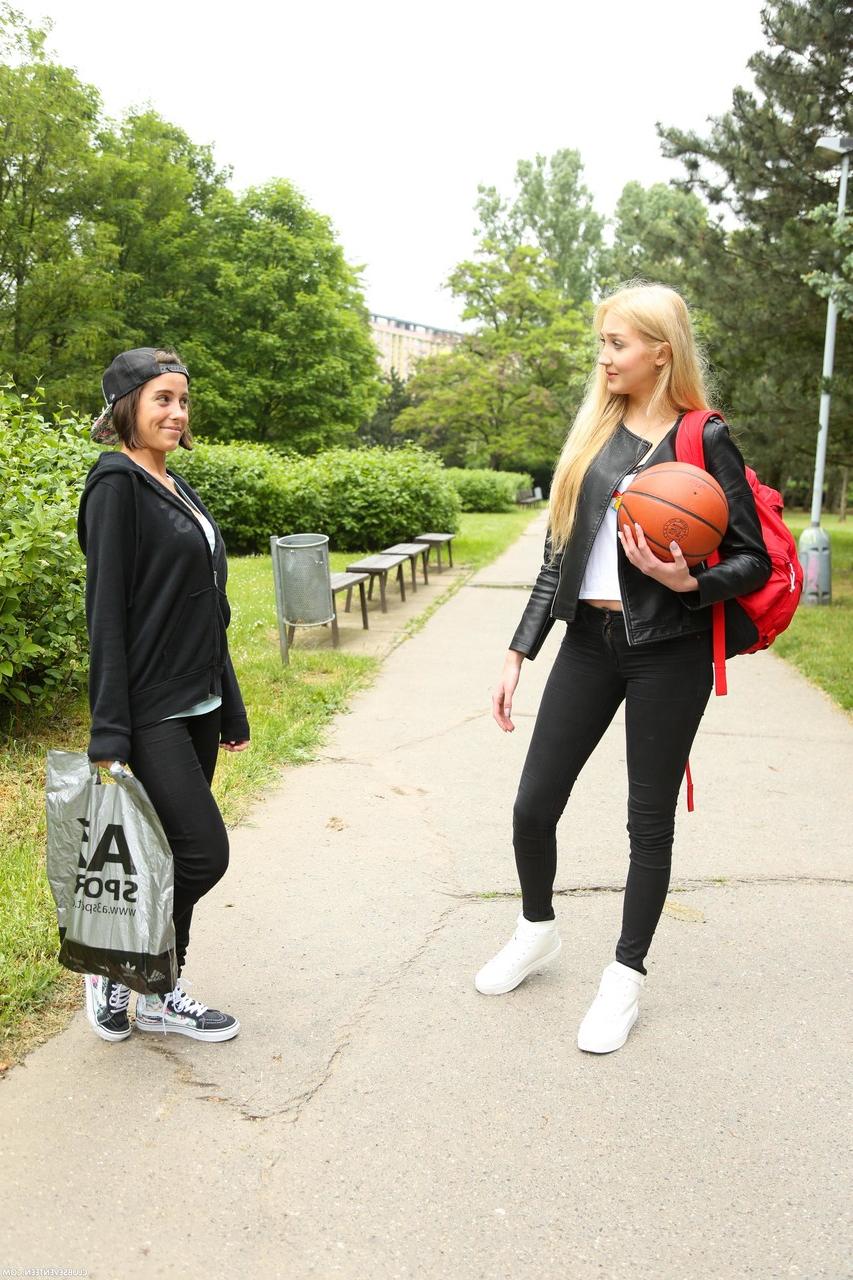 20P Die lesbischen Babes Anabelle und Jessey ficken sich gegenseitig mit einem Dildo im Freien