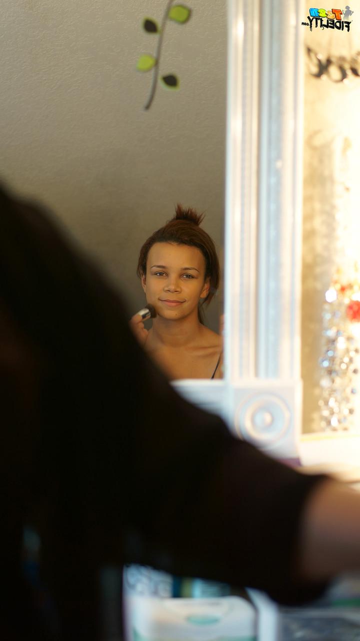 17P A estudante inocente de Ébano Raven Redmond nua seus seios naturais de tamanho médio
