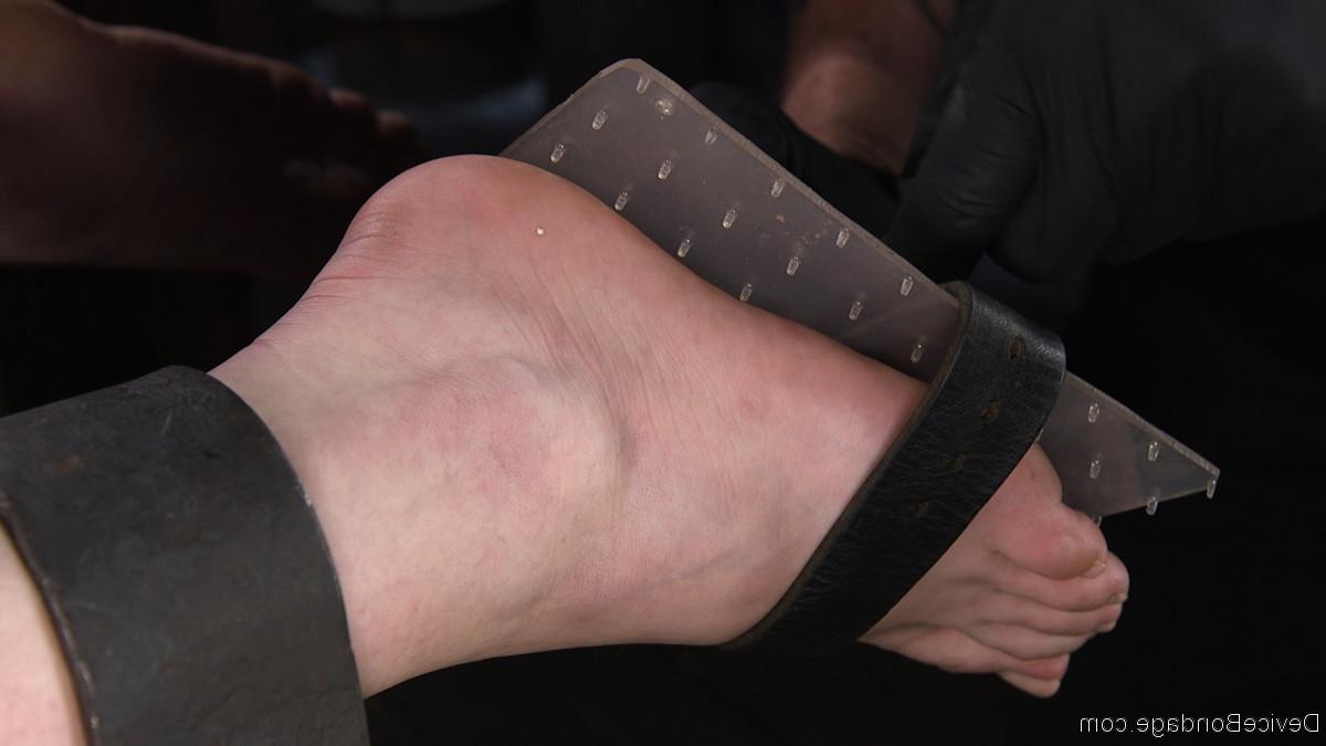 20P Die süße rothaarige Teenagerin Lacy Lennon wird in BDSM-Action gefesselt und gespielt
