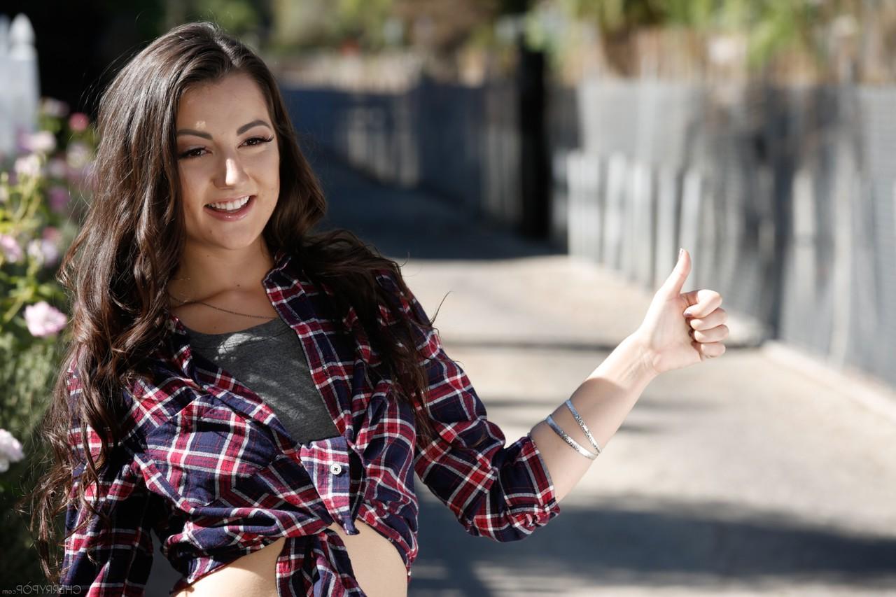 17P La joven blanca lily adams desnuda sus tetas naturales mientras hace autostop en pantalones cortos de mezclilla