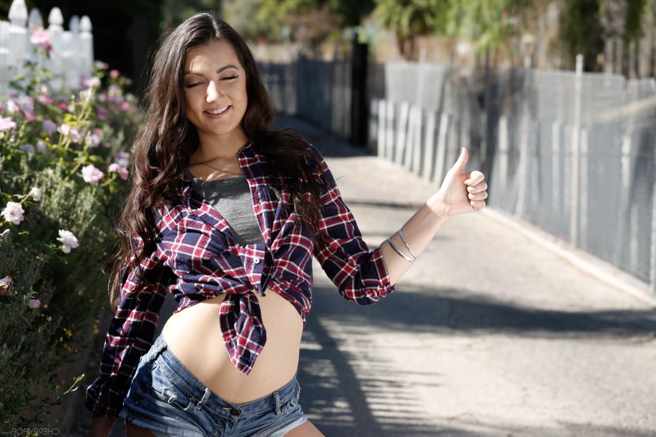 17P La joven blanca lily adams desnuda sus tetas naturales mientras hace autostop en pantalones cortos de mezclilla