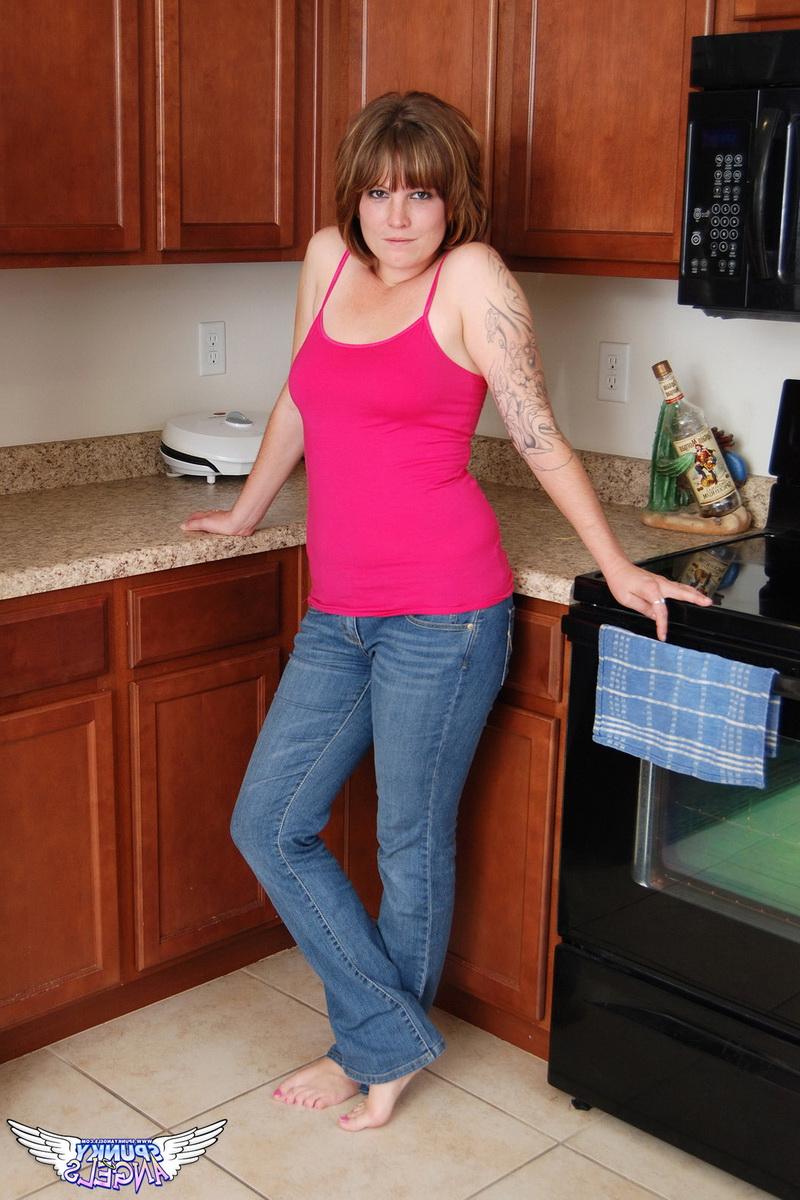 12P Lusty amadora dona de casa Misty fica nua na cozinha