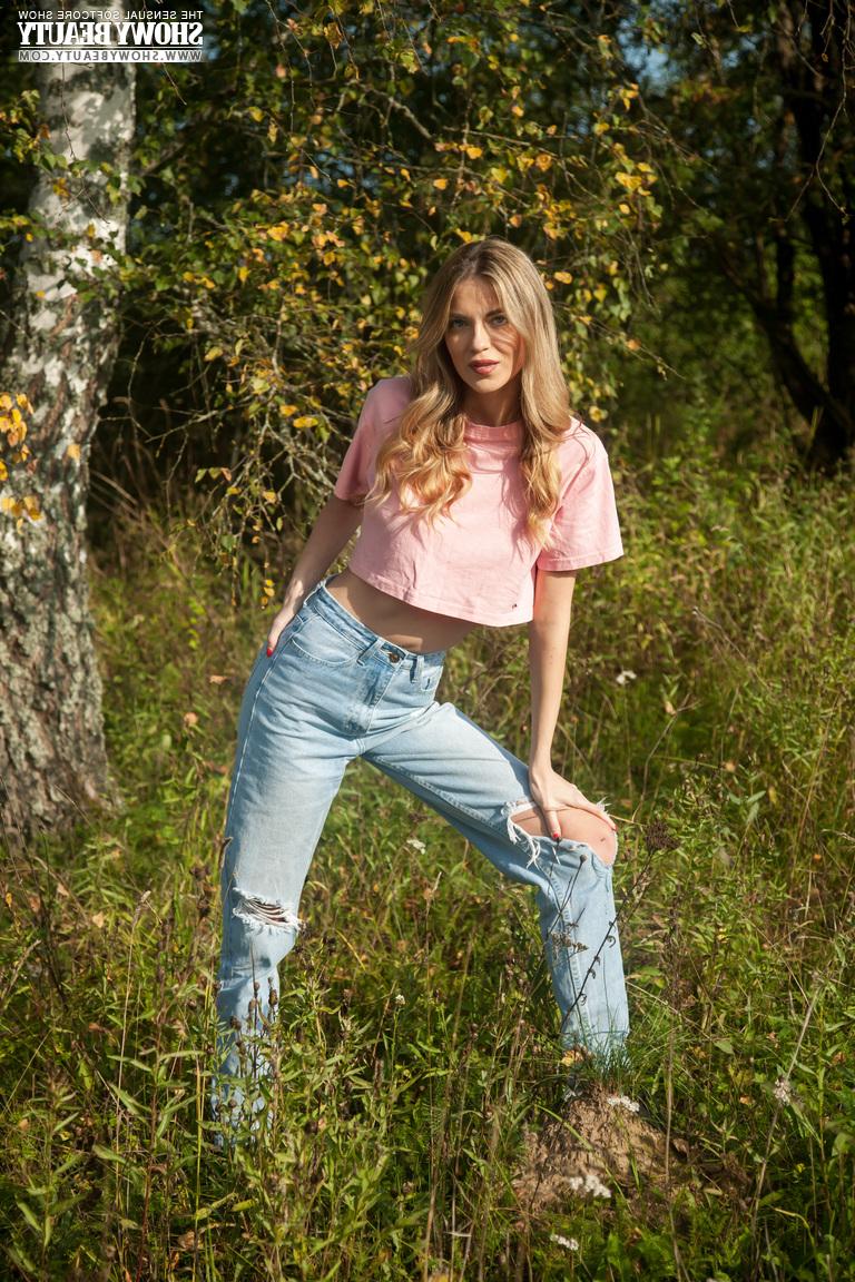 20P A adolescente loira Gwinnett revela seu corpo magro enquanto está na floresta