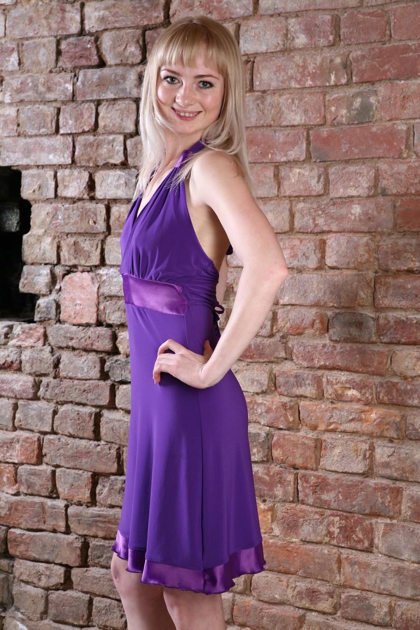 20P Der dünne Amateur-Teenager Alanya zieht ihr lila Kleid aus und posiert in ihren High Heels