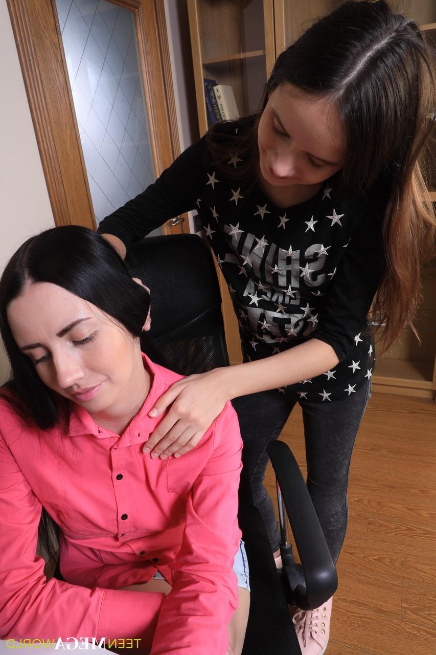 20P Slutty amateurs Lucy & Veronica Snezna use a sex toy to fuck each other
