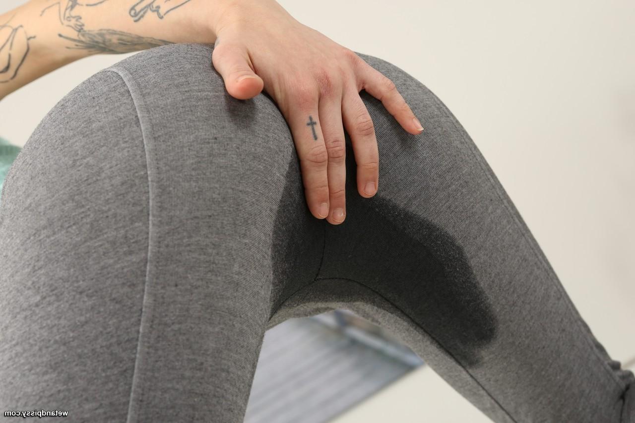 15P A menina bonita Debra Dee remove leggings encharcadas de xixi antes de brincar com sua buceta