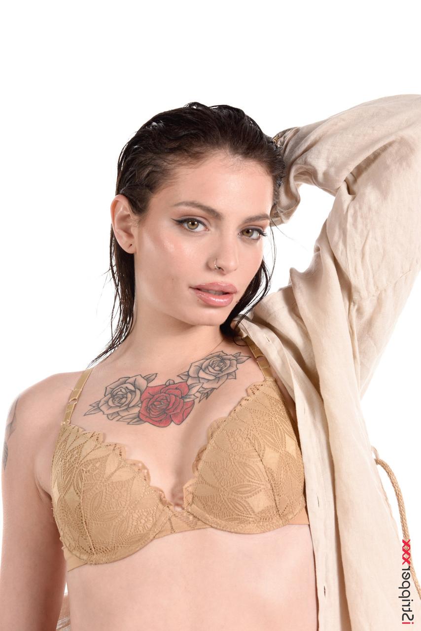15P La morena caliente Clara Mia luce la mirada húmeda mientras se desnuda para jugar con su coño