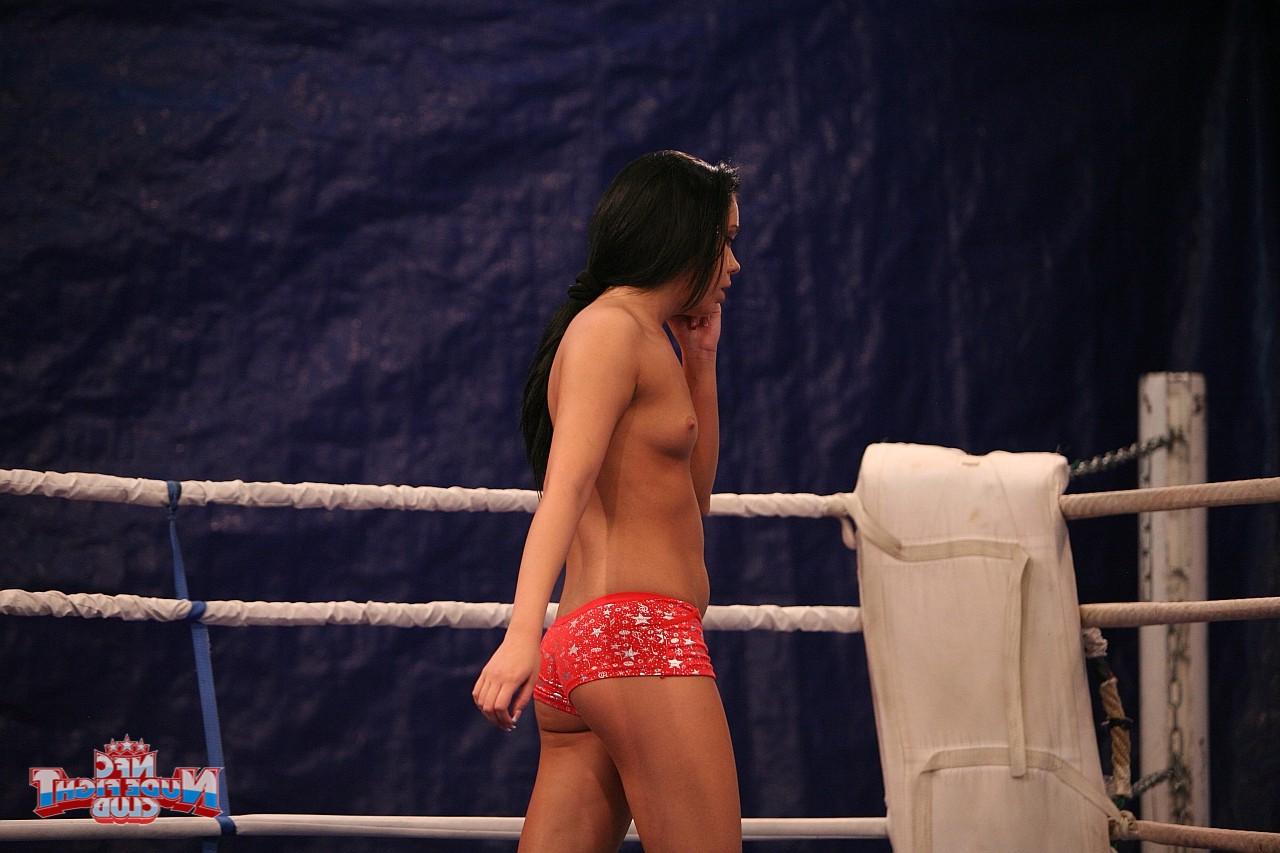 15P A adolescente morena Rosee e Nilla curtindo uma luta hardcore de wrestling