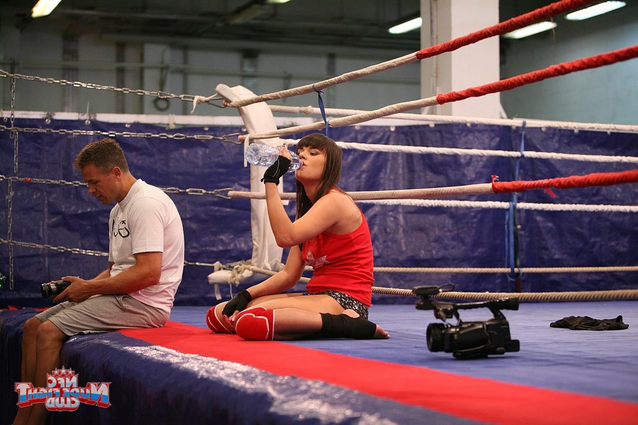 15P A adolescente morena Rosee e Nilla curtindo uma luta hardcore de wrestling
